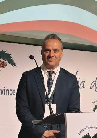 "Vibo ultima per lavoro? Non aspettiamo, creiamocelo" "Vibo ultima per lavoro? Non aspettiamo, creiamocelo"