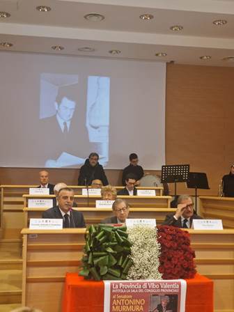 Intitolazione dell’Aula Consiliare al compianto senatore Antonino Murmura. L’intervento del presidente della Provincia di Vibo, Corrado Antonio L’Andolina Intitolazione dell’Aula Consiliare al compianto senatore Antonino Murmura. L’intervento del presidente della Provincia di Vibo, Corrado Antonio L’Andolina