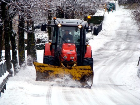 Neve sulle strade vibonesi, diversi gli interventi di sgombero dei tecnici del settore Viabilità della Provincia